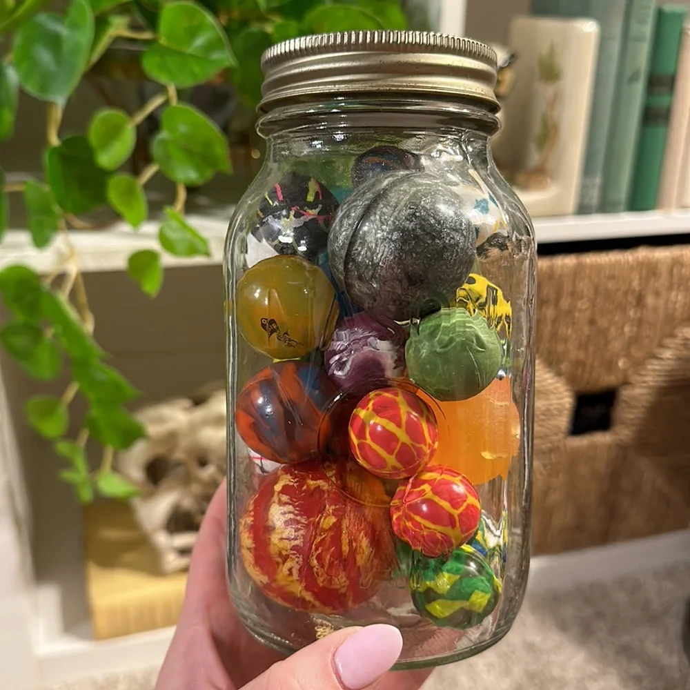 🏀 Vintage Mason Jar Full of Bouncy Balls – Fun & Nostalgic Collectible